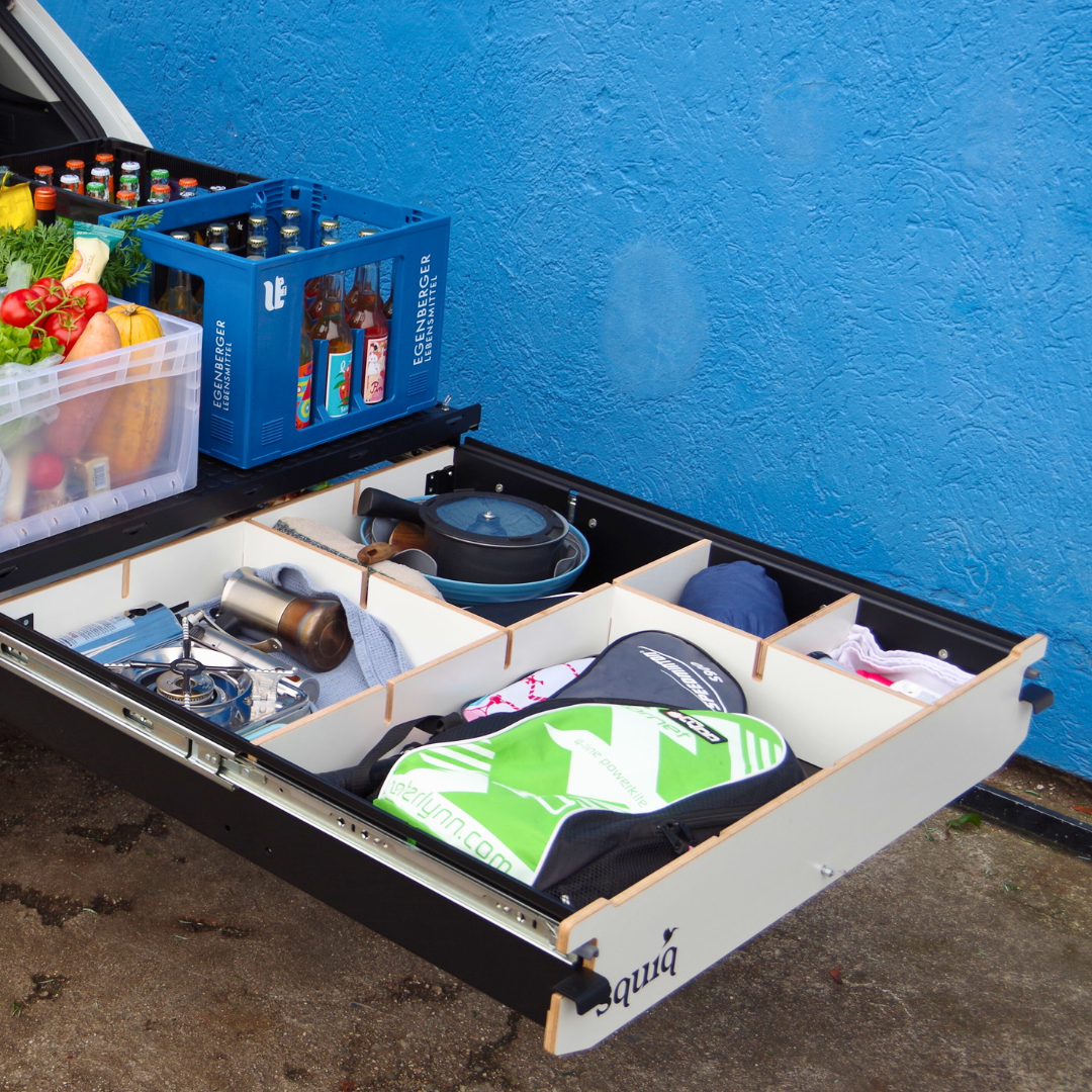 Kofferraum Ordnungssystem mit ausziehbarem Ladeboden für Camping- und Freizeit-Equipment sowie Einkauf im Kofferraum eines Autos