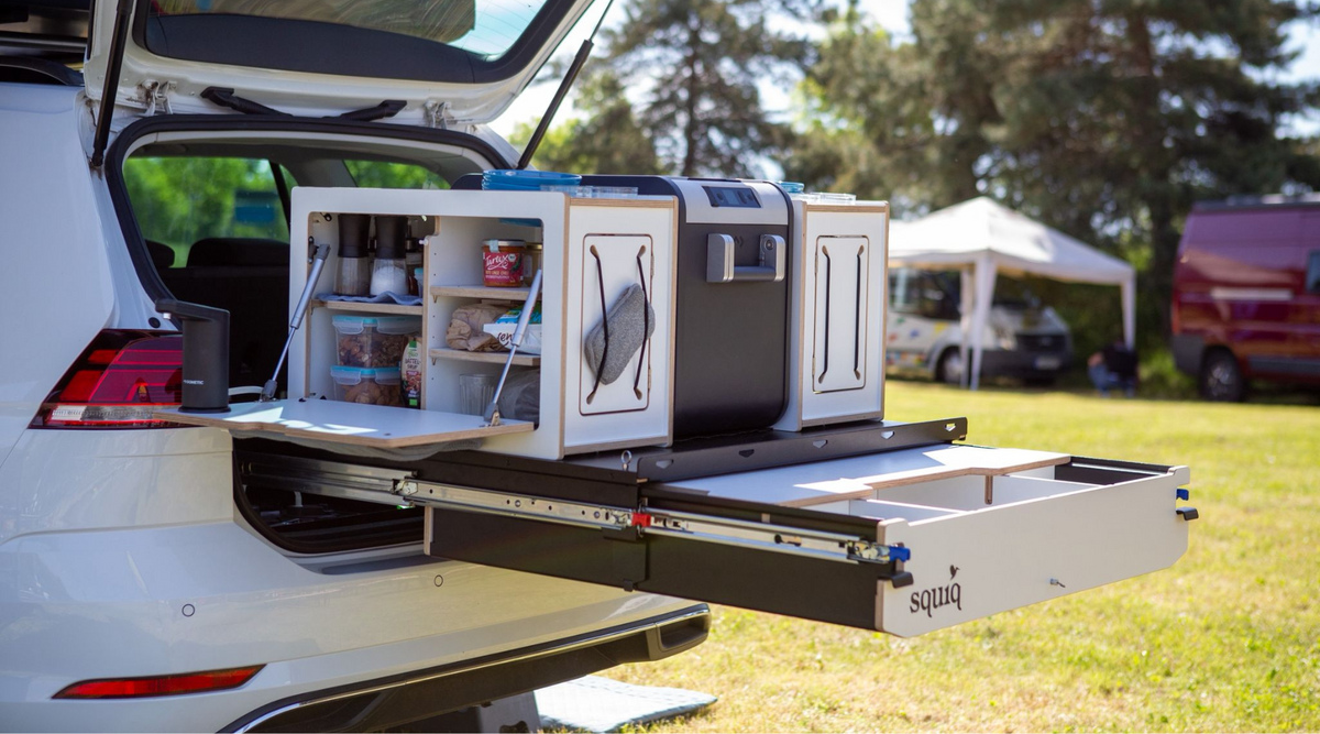 SQUIQ camping-uitschuifsysteem in een stationwagon op de camping-beurs