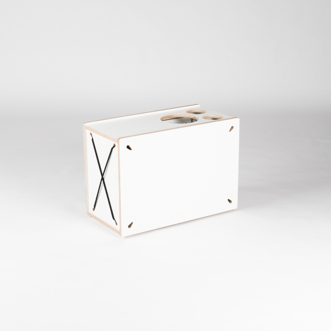 SQUIQ Campingbox für Kofferraumauszug eines SUVs mit Ausfräsungen und seitlichen Spannseilen