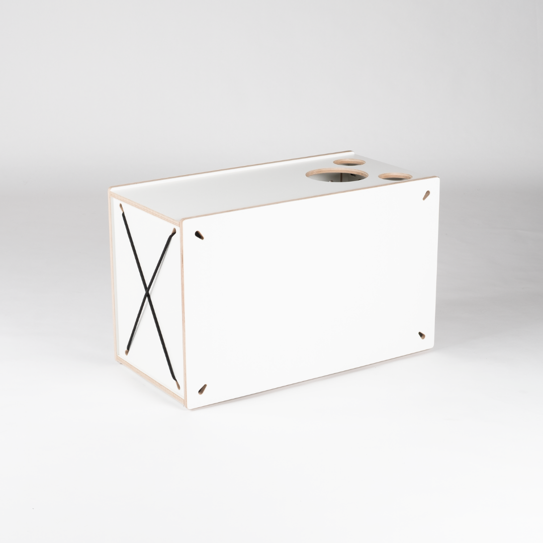 Gesloten SQUIQ campingbox voor het uitschuifsysteem van een hoge dakcombi met uitfrezingen en zijdelingse spankoorden.