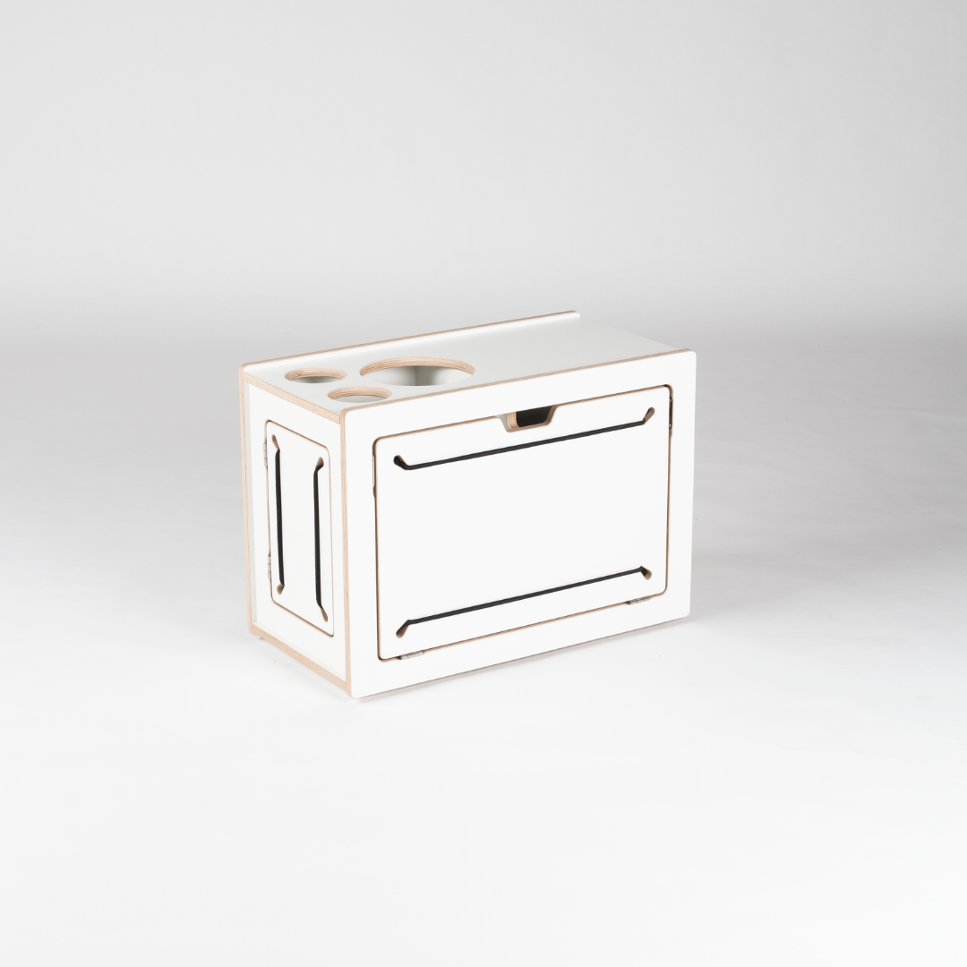 Gesloten SQUIQ campingbox voor het uitschuifsysteem in de stationwagon met uitfrezingen voor kommen en glazen