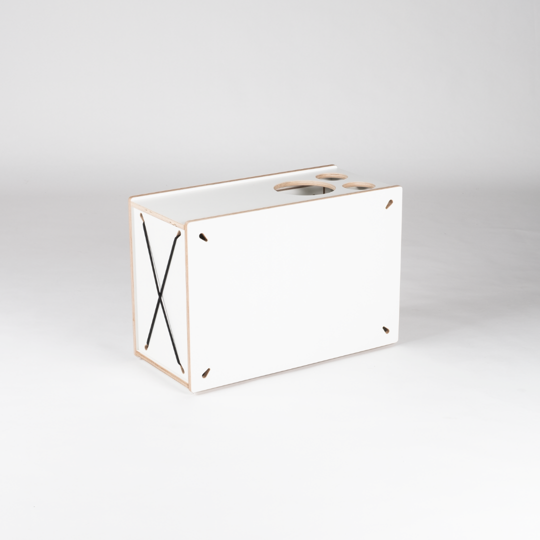Gesloten SQUIQ campingbox voor het uitschuifsysteem van een stationwagon met uitfrezingen en zijdelingse spankoorden