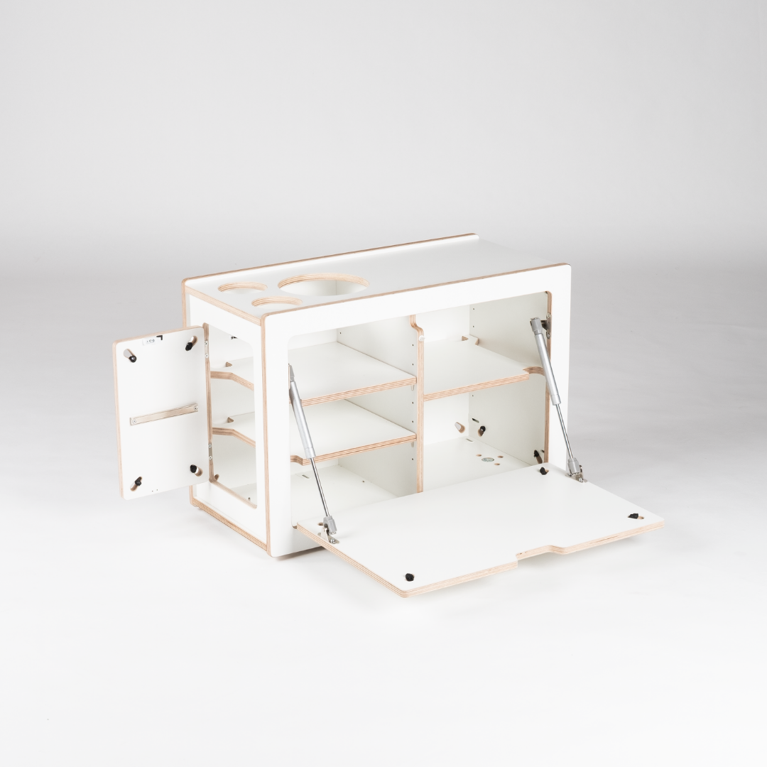 Rechts open SQUIQ campingbox voor het uitschuifsysteem in de stationwagon met onderverdeling en werkvlak