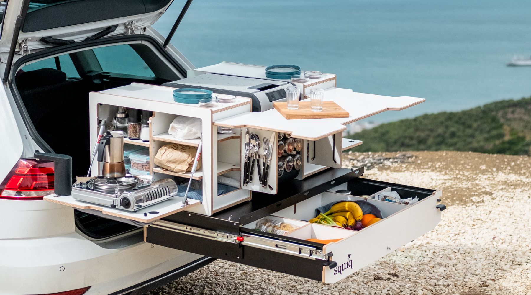 squiq Camping-Kofferraumauszug mit Tischplatte und mobiler Heckküche und flexiblen Campingboxen für Autos, wie Kombi, SUV, Caddy und Van