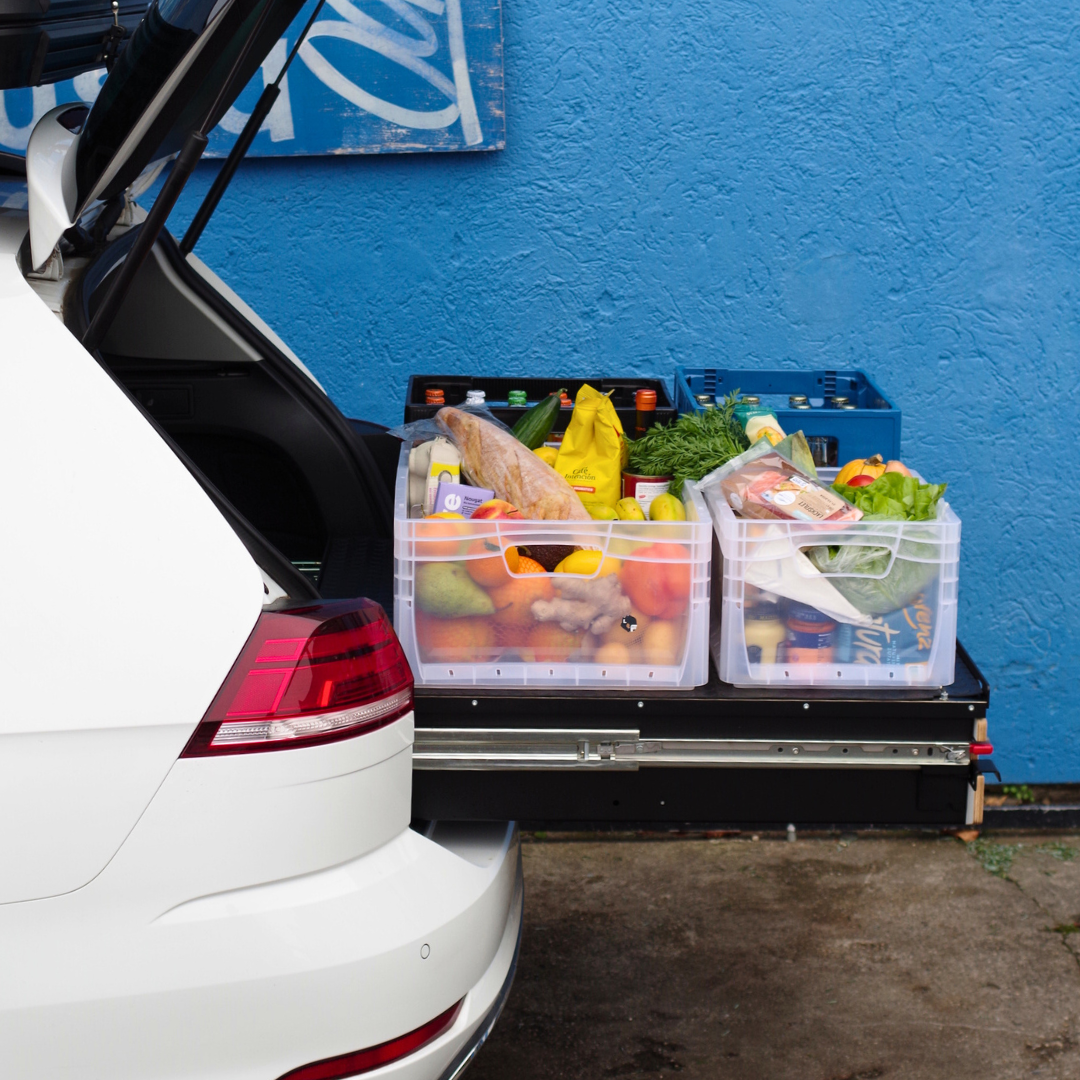 Kofferraum Auszug als ausziehbarer Ladeboden mit Einkauf im Kofferraum eines Autos