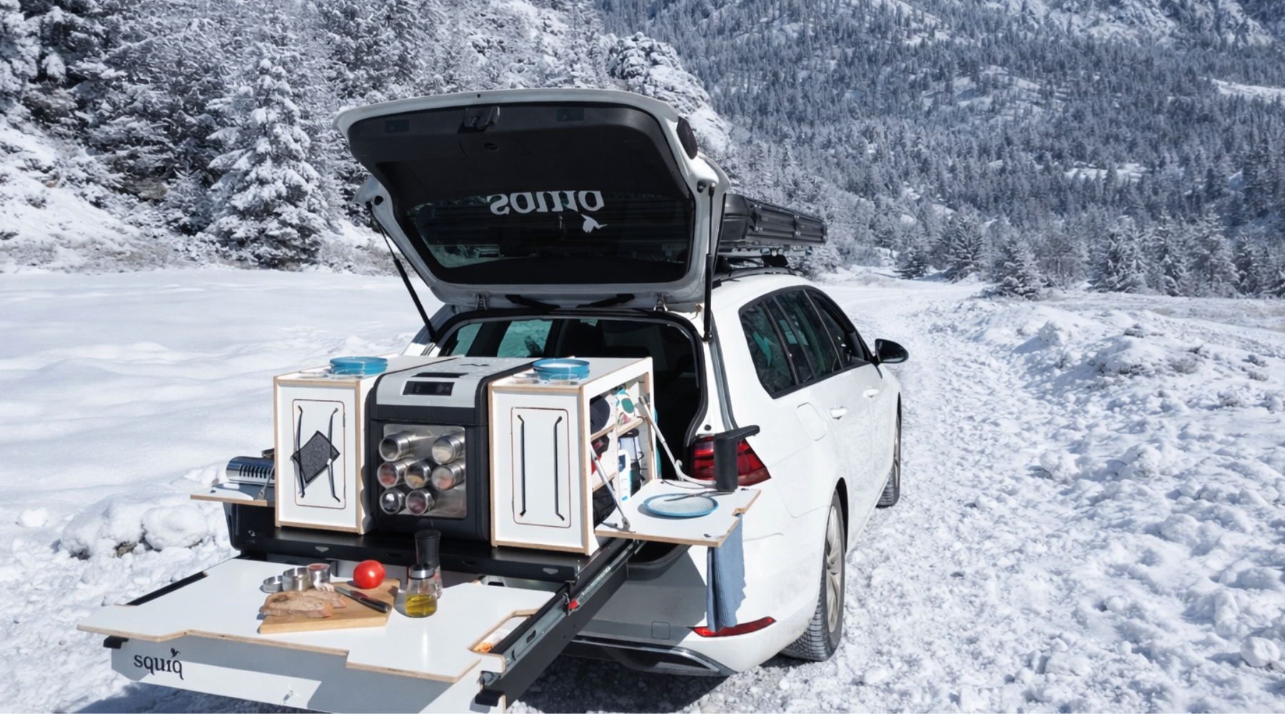 dachzelt ohne heizung mit kofferraumauszug im schnee beim winter camping in den bergen 