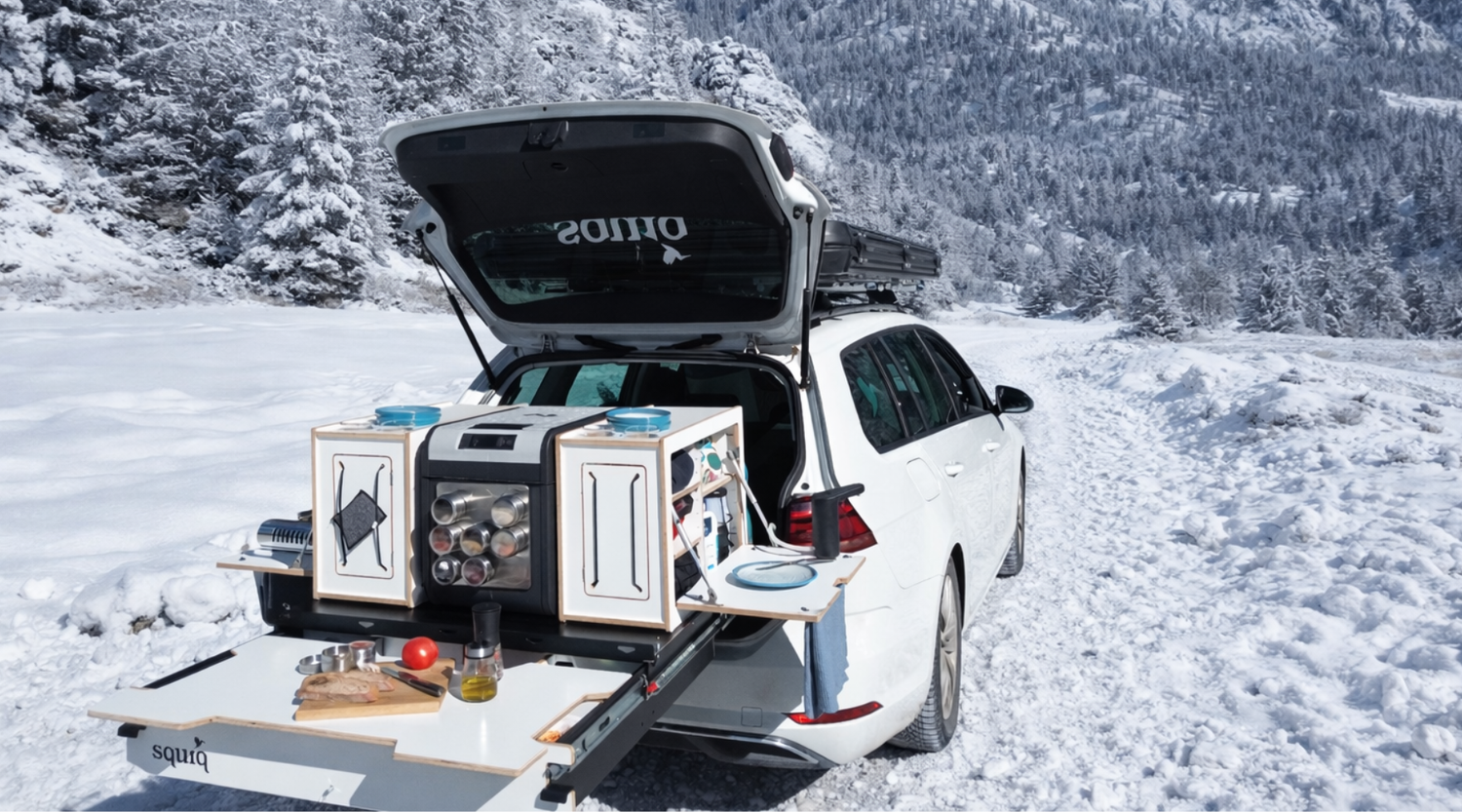 dachzelt ohne heizung mit kofferraumauszug im schnee beim winter camping in den bergen 