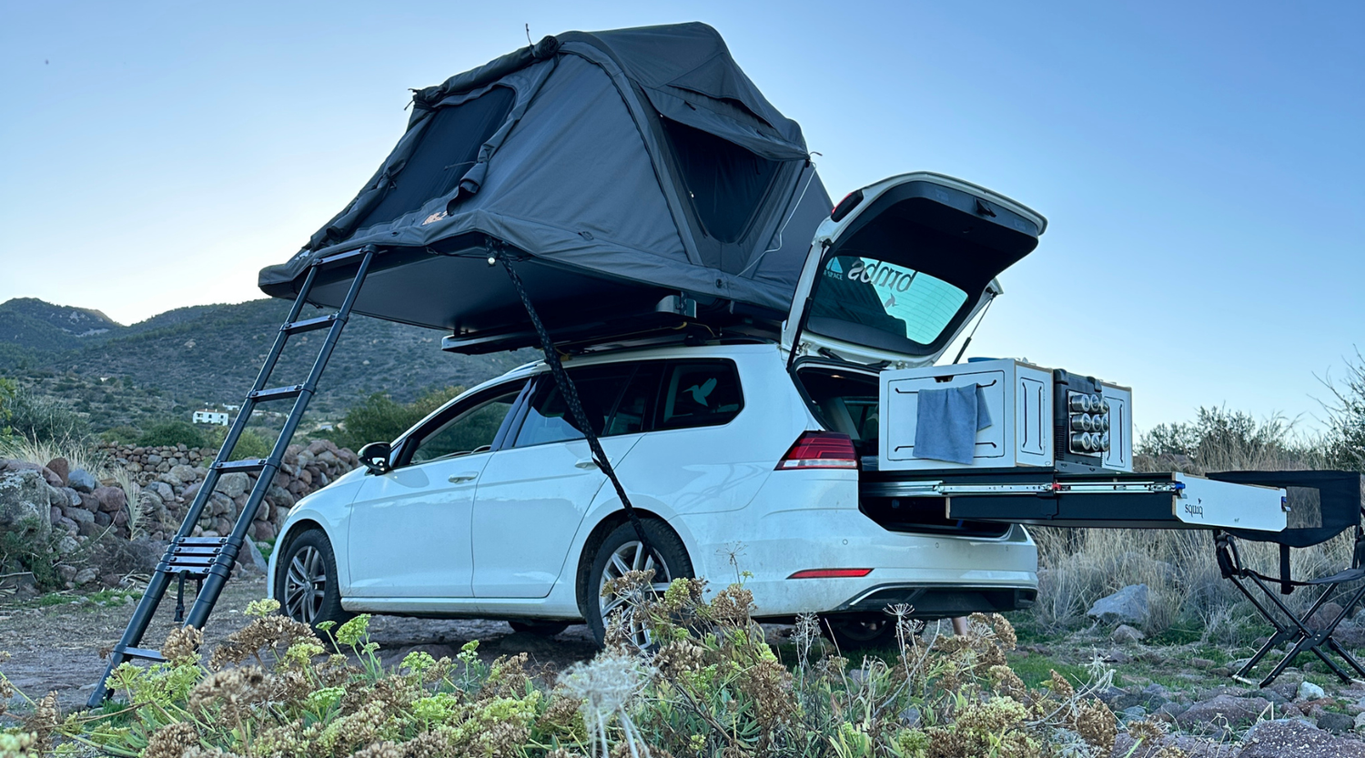 Dachzelt Camping am Meer mit Kombi und Kofferraumauszug für sicheres Camping-Equipment