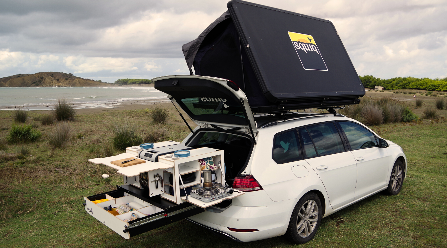 Dachzelt Gewitter Camping Setup auf Auto bei aufziehendem Sturm