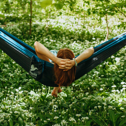 hängematte mit person im wald