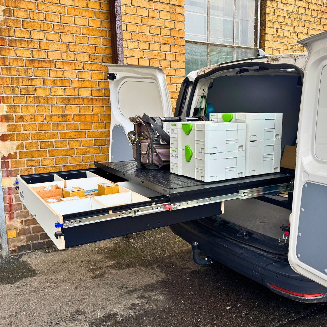 Gereedschapsinrichting in de kofferbak van een auto met dubbel zware-lastuitschuifsysteem