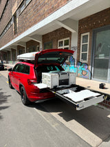 squiq Heckauszug im Skoda Kodiaq mit Campingboxen und Kühlbox, doppeltem Auszugsystem und modularen Boxen als Kofferraumauszug