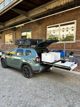 squiq-Traveler Heckauszug im Dacia Duster mit modularen Campingboxen und Dachzelt
