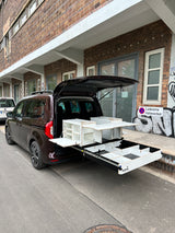 squiq Kofferraumauszug im Mercedes Citan der C-Klasse mit modularen Küchenboxen, Stehtisch und integriertem Schubladensystem als flexibler Heckauszug