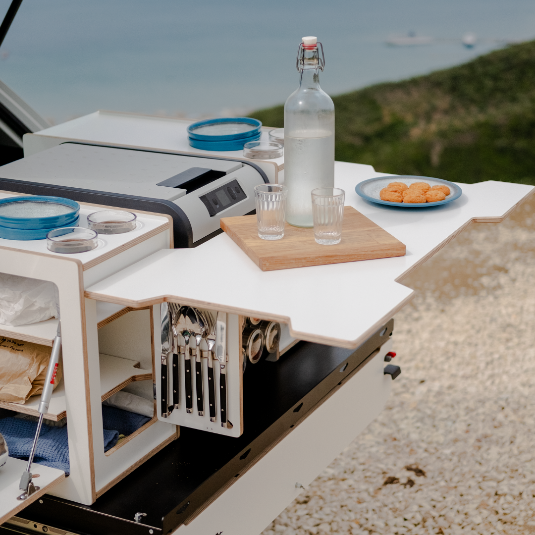 Detailansicht des Camping-Systems im Auto mit Heckauszug, Campingbox und integrierter Stehtisch-Funktion
