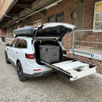 squiq-Traveler compact Heckauszug mit LAYZEE Küchenbox in Renault Koleo und Dachzelt