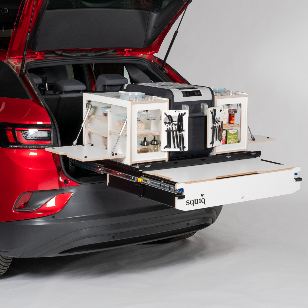 uitgeschoven uitschuifsysteem in de SUV met campingboxen en camping-uitrusting van squiq