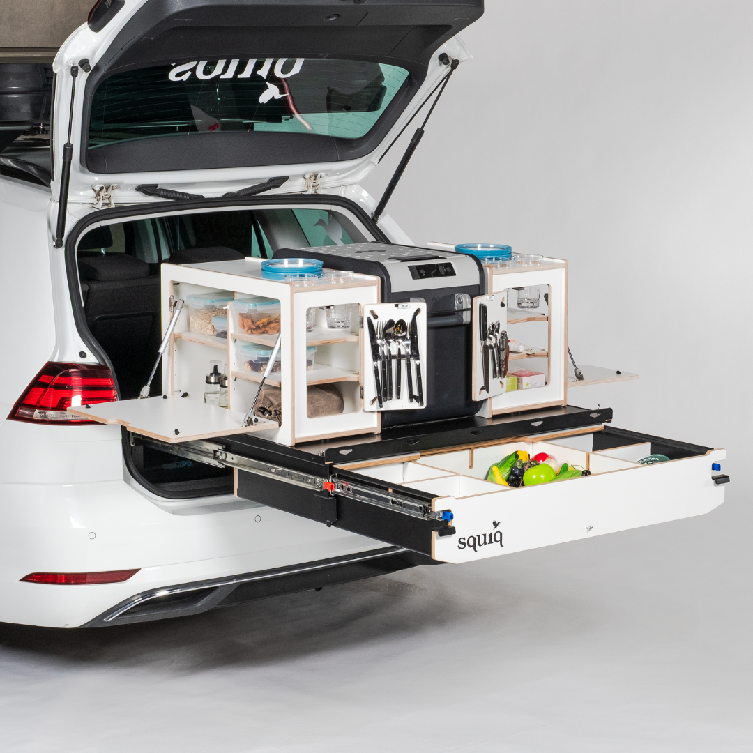 uitgeschoven uitschuifsysteem in de stationwagon met campingboxen en camping-uitrusting van squiq