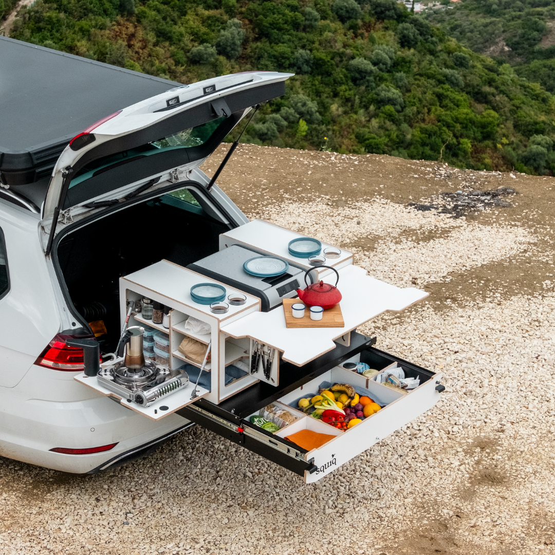 Heckauszug in einem Kombi mit Dachzelt und Camping Equipment mit Campingboxen von SQUIQ