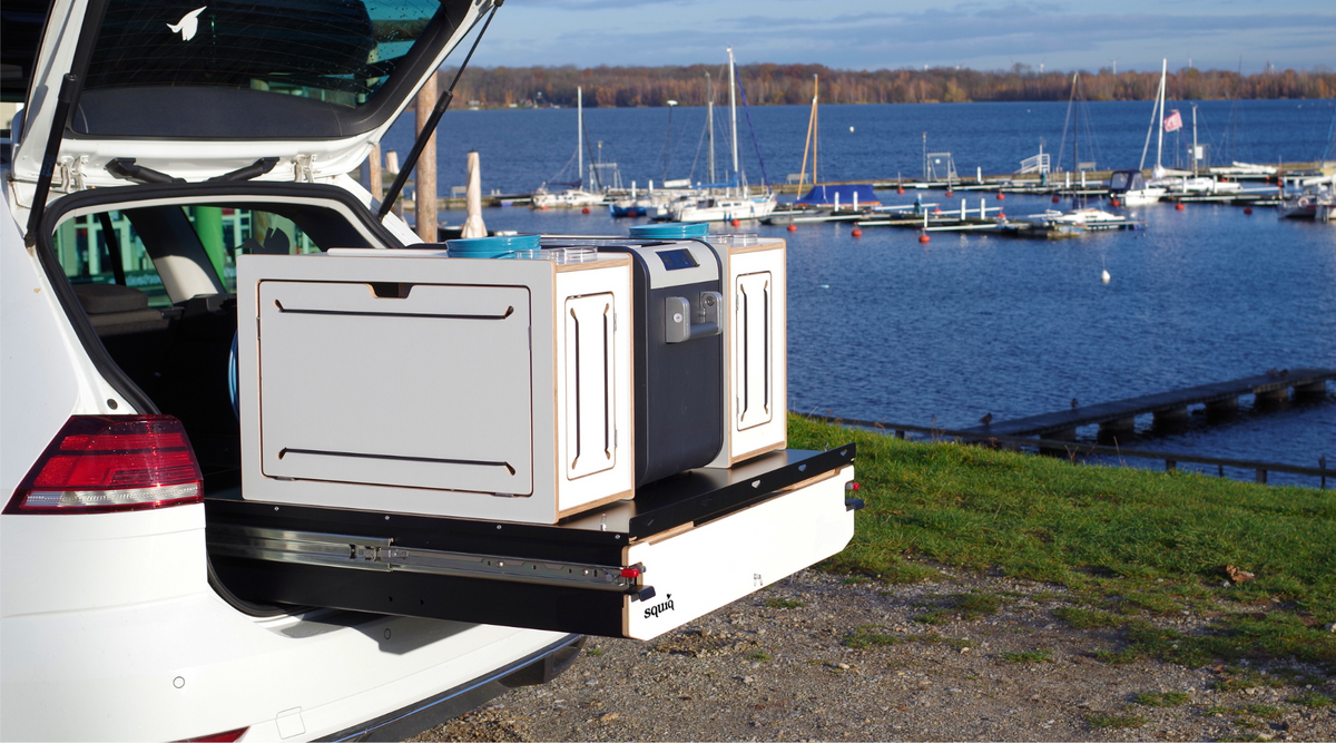 Alltagstauglicher Kofferraumauszug von squiq mit abnehmbaren Campingboxen am See