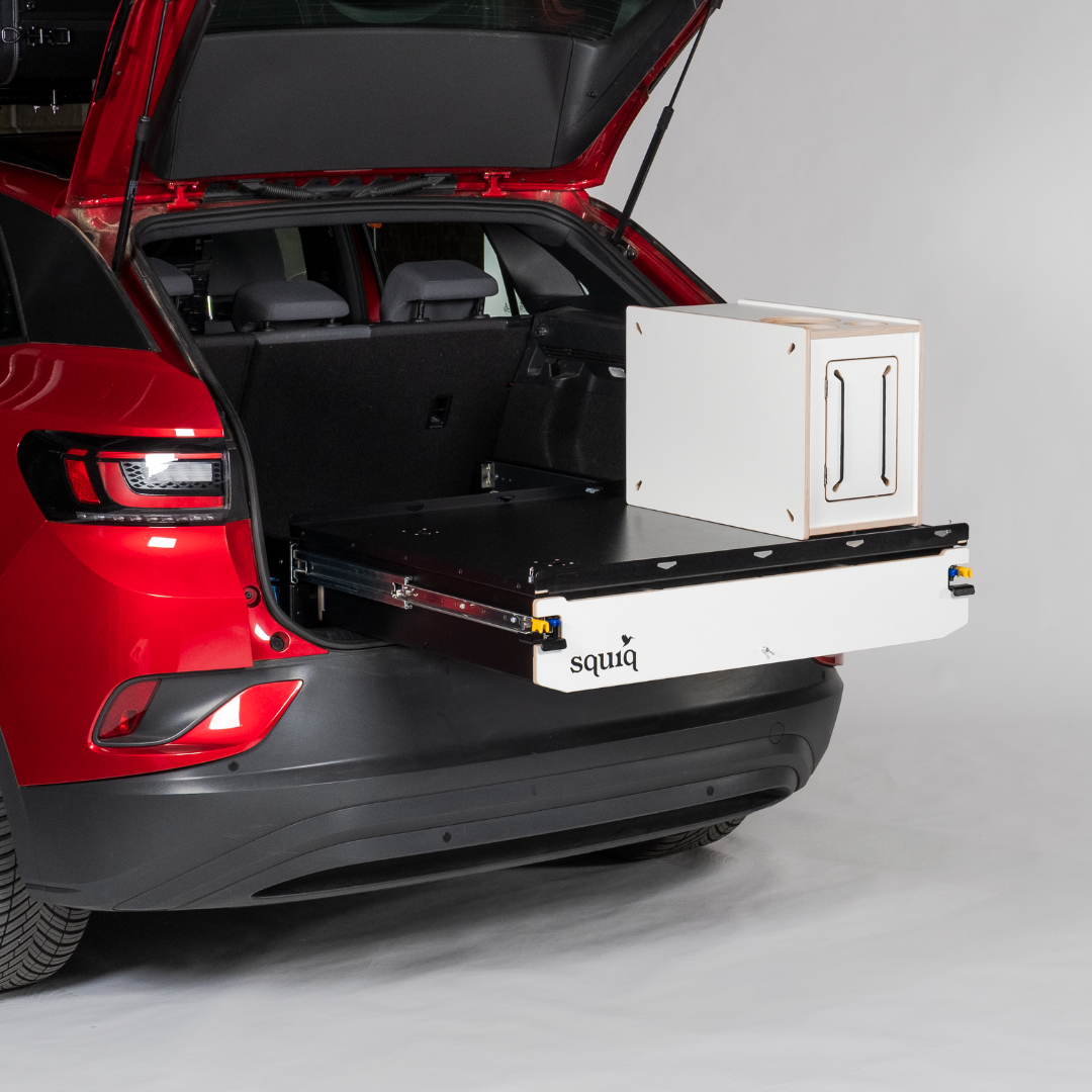Half uitgeschoven SQUIQ uitschuifsysteem voor SUV met campingbox