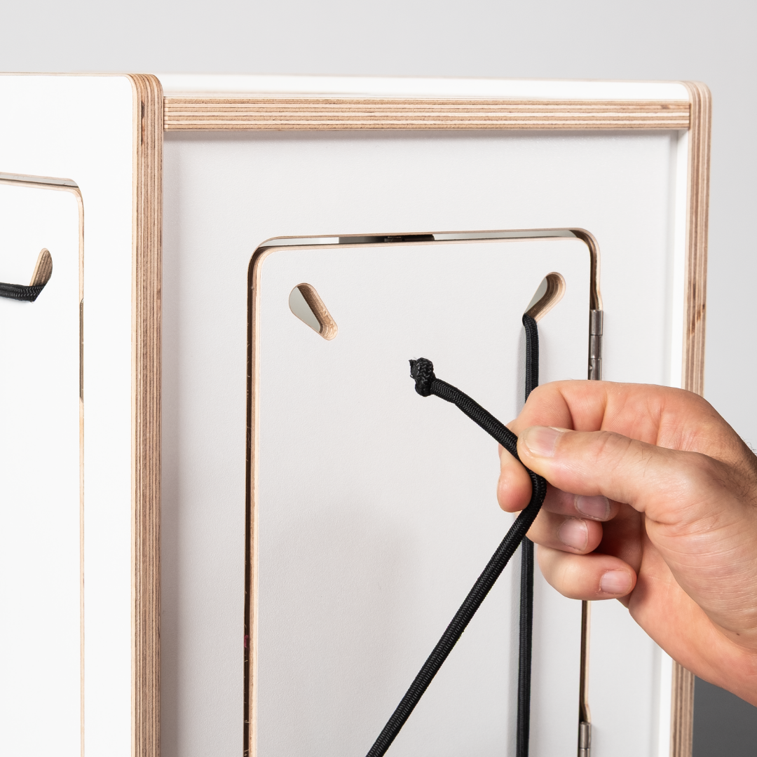 Spanbanden aan de SQUIQ campingbox met uitfrezing voor bevestiging