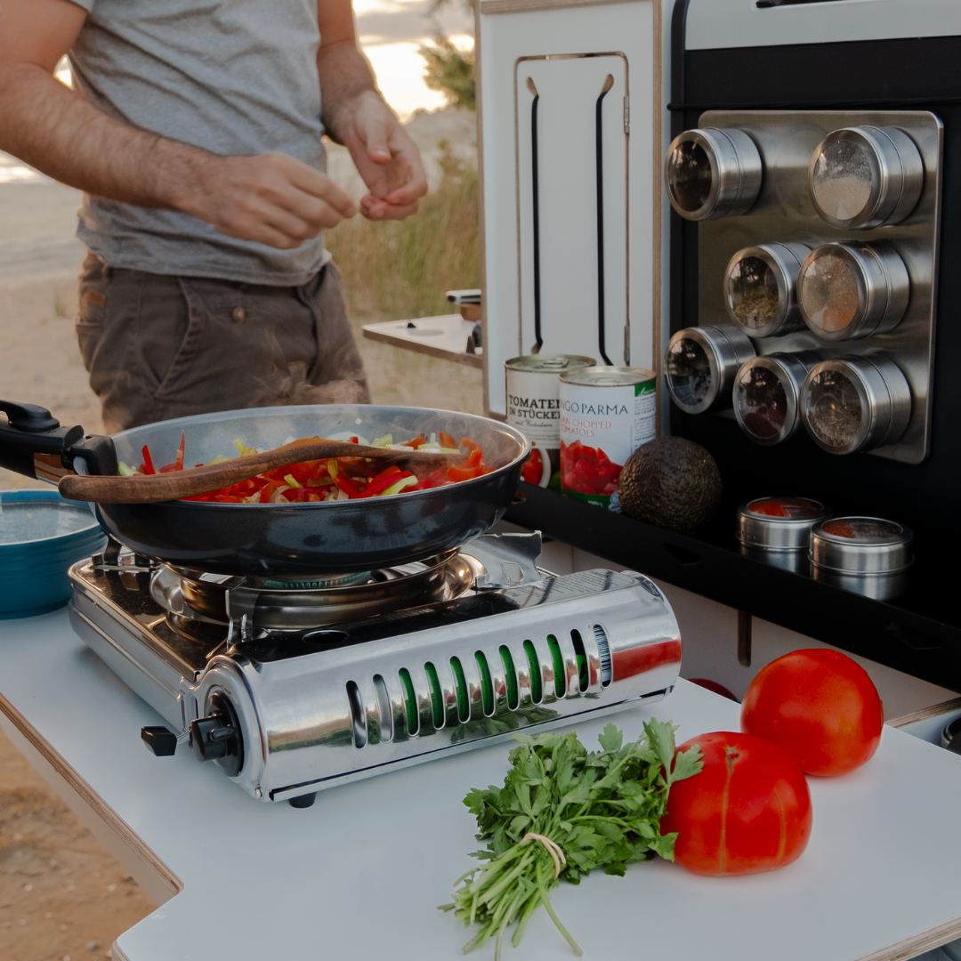 mobile Outdoorküche beim Autocamping mit dem squiq-Traveler Kofferraumauszug mit mobilen Campingboxen für Kombi, SUV, Hochdachkombi und Van