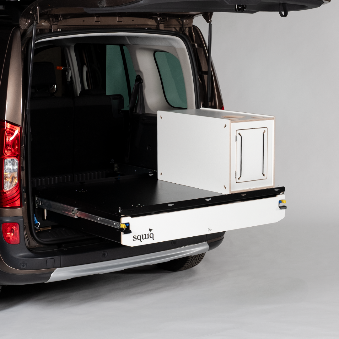 Half uitgeschoven uitschuifsysteem in de hoge dakcombi met een campingbox van squiq