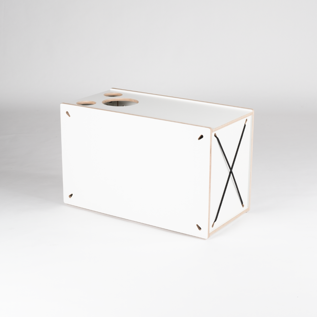 Gesloten SQUIQ campingbox voor het uitschuifsysteem in de hoge dakcombi met uitfrezingen voor kommen en glazen, van achteren