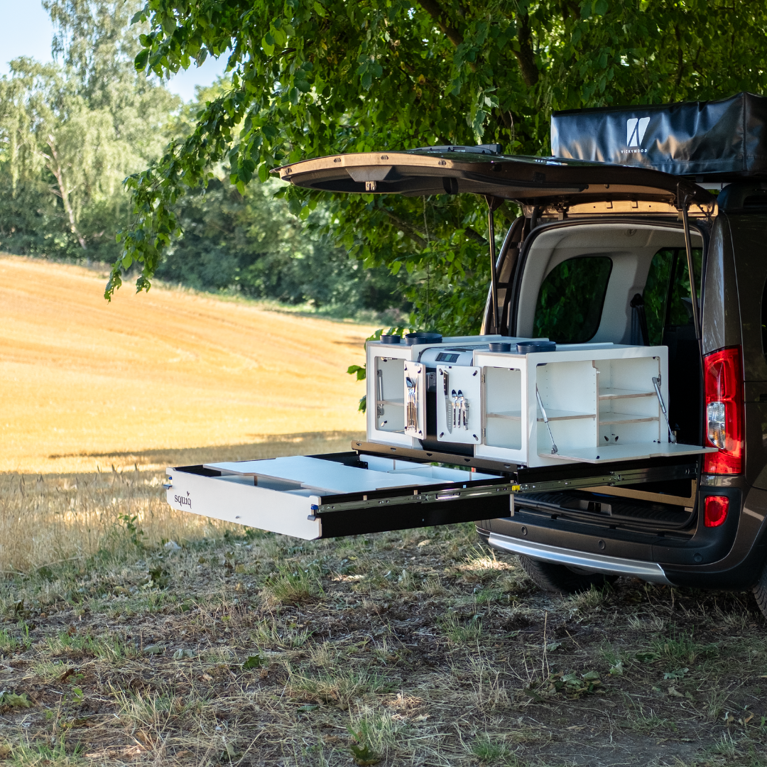 SQUIQ campingbox in de hoge dakcombi met uitgeschoven uitschuifsysteem en daktent voor een veld