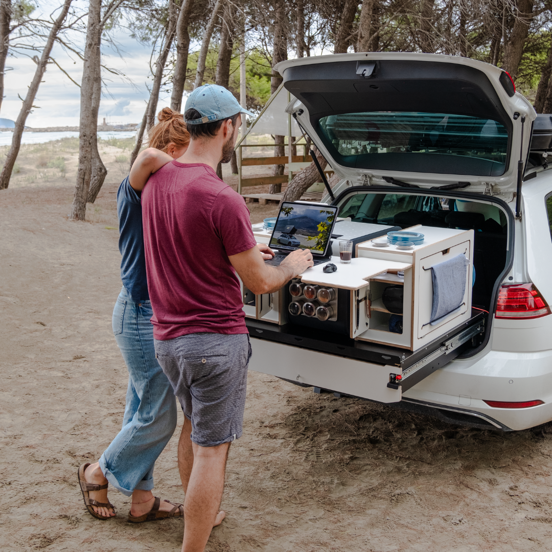 Kofferraumauszug mit Campingboxen und Arbeitsplatten - mobiler Stehtisch für Dachzeltcamping unterwegs 