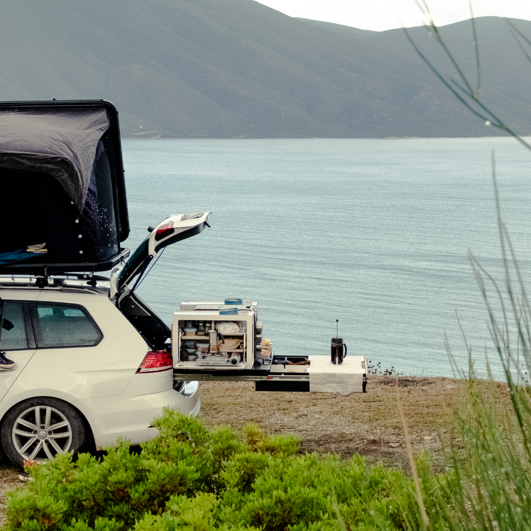 Dachzeltcamping am Wasser mit Heckauszug von squiq - Kofferraumauszug mit abnehmbaren Campingboxen für Kombi, SUV, Hochdachkombi und Vans