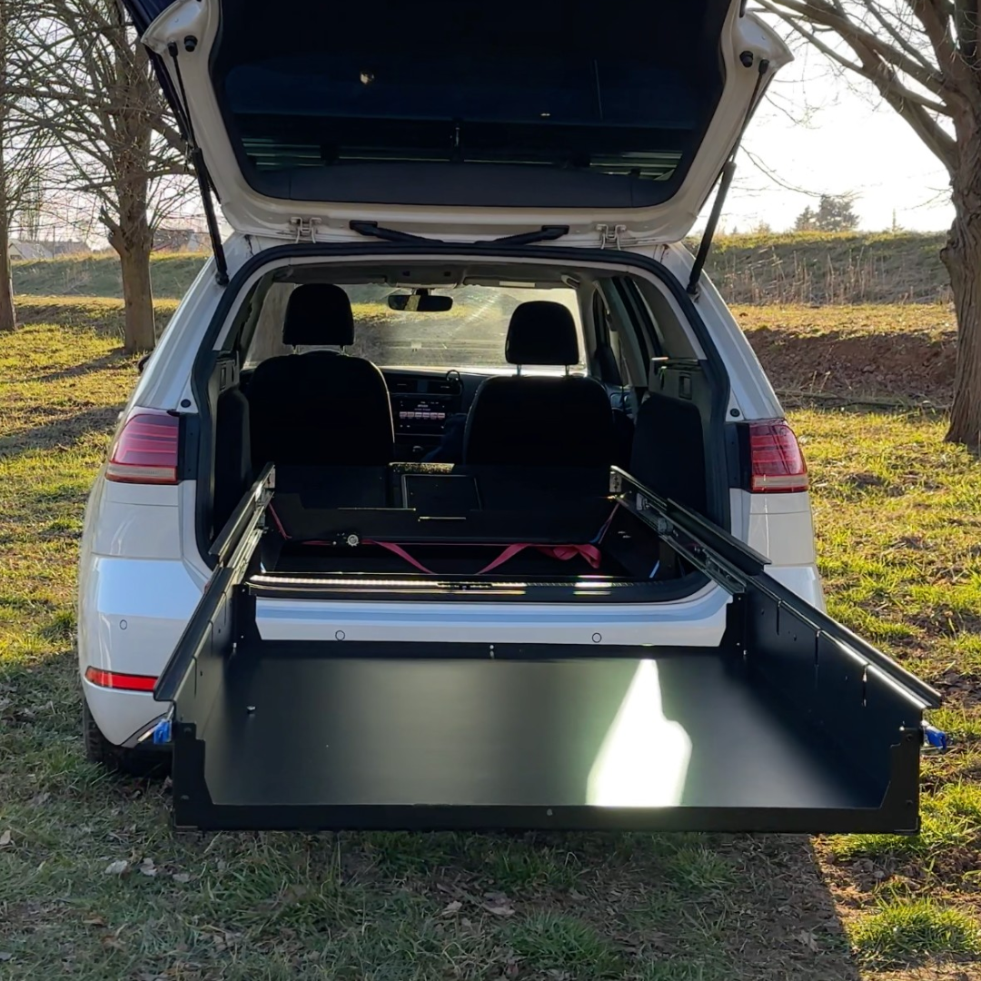 Heckauszug im Kofferraum als Fahrzeugeinrichtung in einem PKW