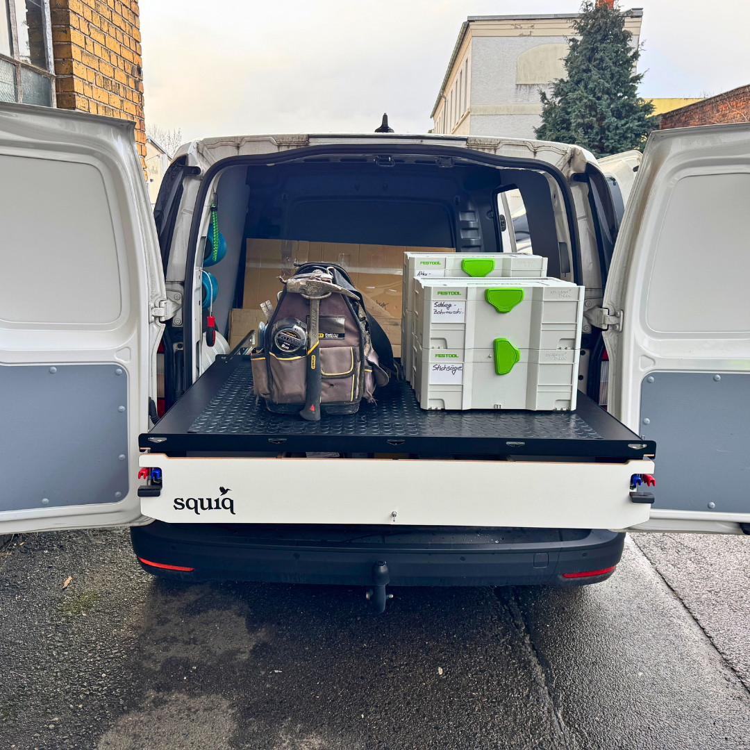 Fahrzeugeinrichtung mit Heckauszug in einem Auto mit Werkzeugeinrichtung